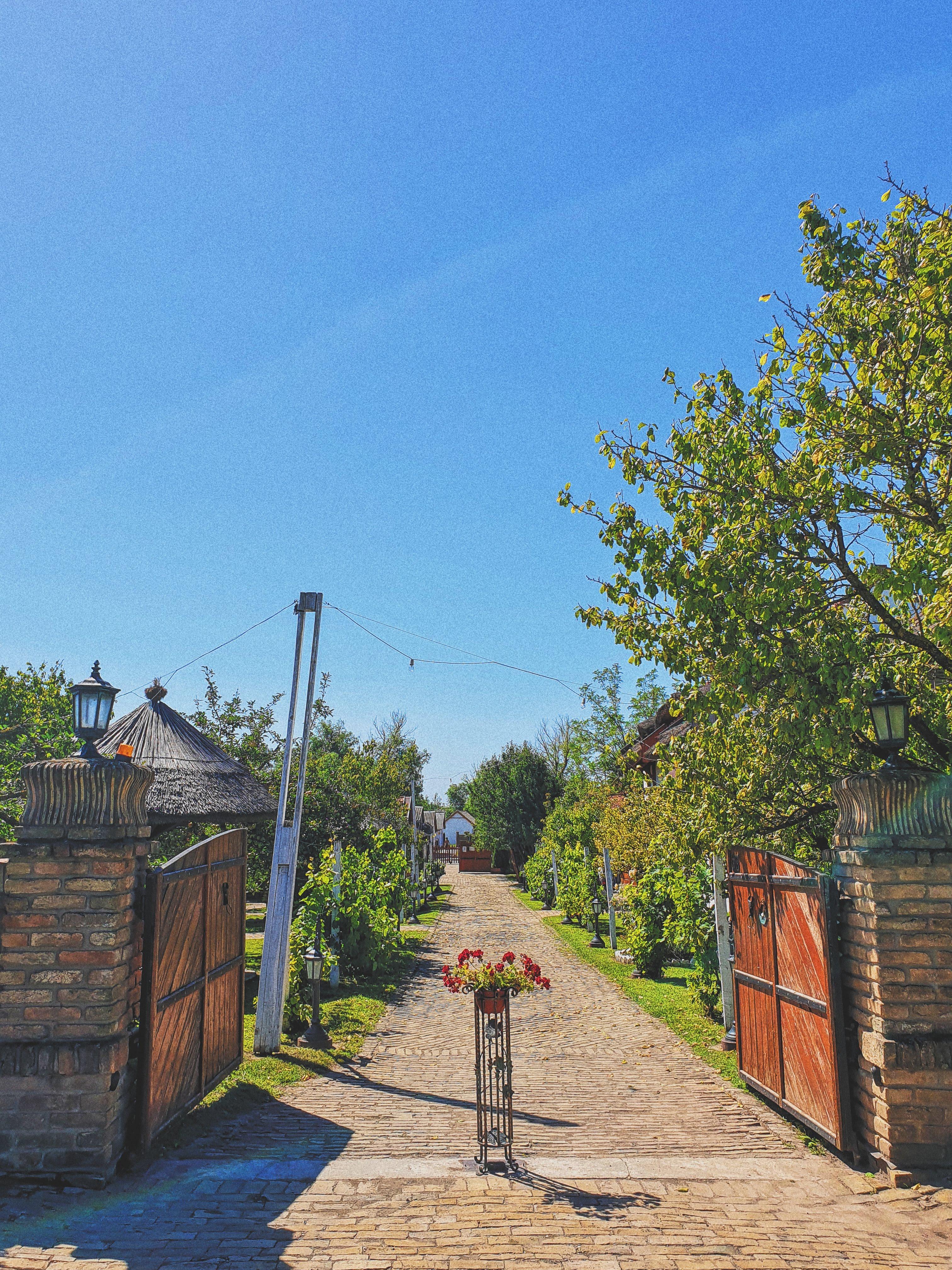 Elegant table setting with white ceramic plates and rustic linen napkins